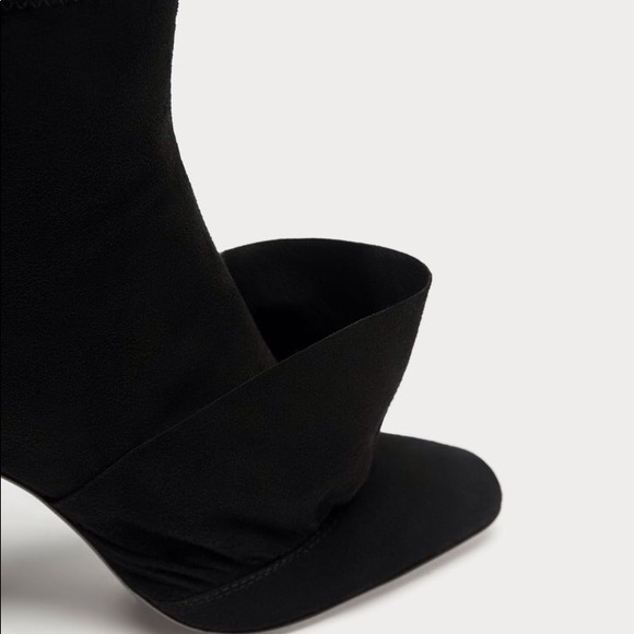 VERY TRENDYBlack real suede ankle boot with ruffle - Picture 4 of 5